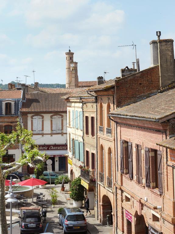 Hotel L’Échappée Belle LʼIsle-Jourdain Esterno foto
