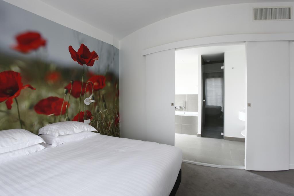 Hotel L’Échappée Belle LʼIsle-Jourdain Esterno foto